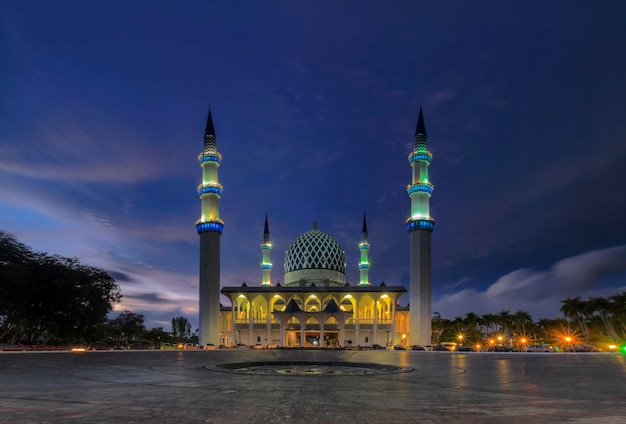Mosquée éclairée contre le ciel la nuit