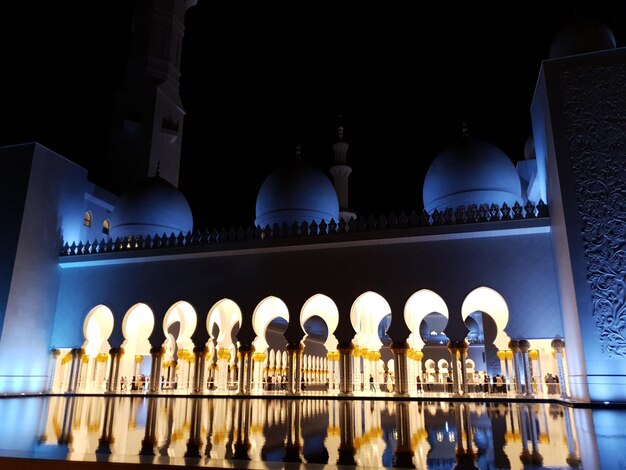 Photo mosquée éclairée la nuit