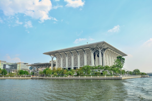 Mosquée de fer à Putra Jaya, ville administrative et gouvernementale de Malaisie à Kuala Lumpur, Malaisie