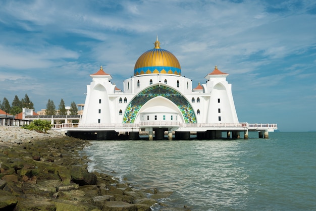 La mosquée islamique de Malacca est une magnifique mosquée islamique située à Malacca, en Malaisie.