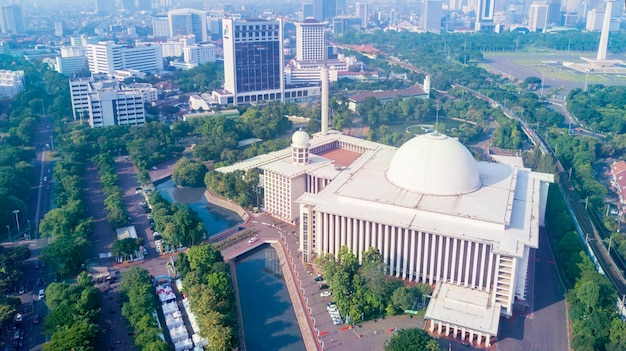 Mosquée Istiqlal avec immeuble de bureaux au centre-ville