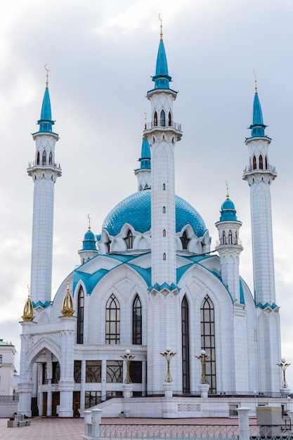 La mosquée Kol Sharif située à Kazan Kremlin, Tatarstan, Russie. L'une des plus grandes mosquées de Russie. La mosquée sert de musée. Vue depuis le bâtiment Manezh par temps nuageux.