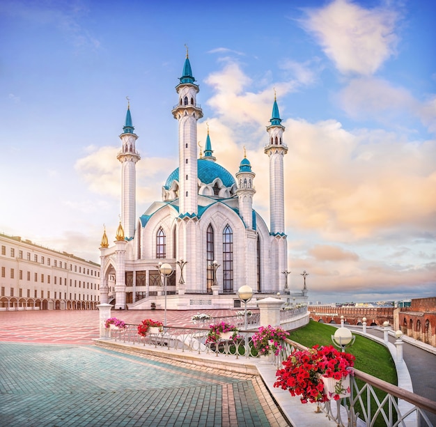 Mosquée KulSharif dans le Kremlin de Kazan et fleurs rouges un matin ensoleillé d'été