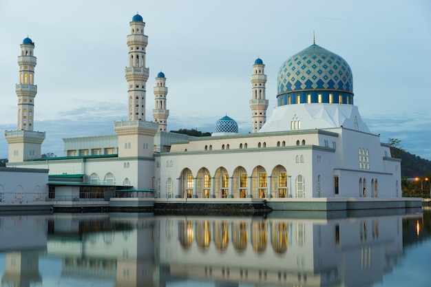 La mosquée de Likas contre le ciel