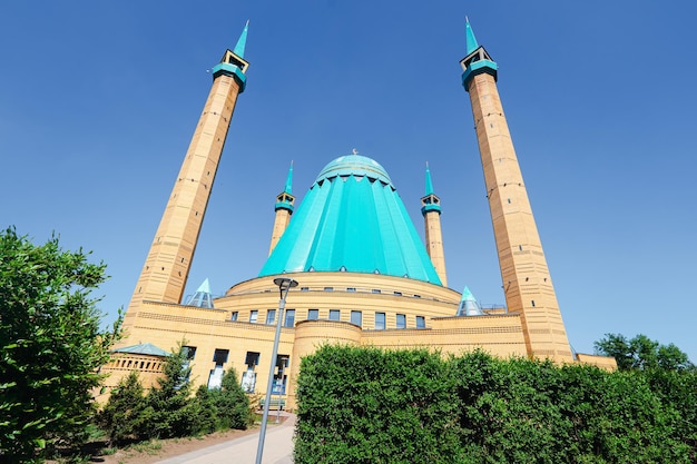 Mosquée Mashkhur Jusup au centre de Pavlodar sur un fond de ciel bleu en été