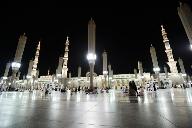 Photo mosquée de médine la nuit