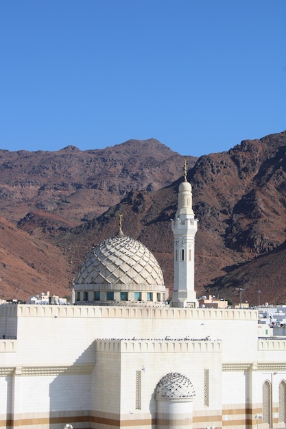 Une mosquée avec une montagne en arrière-plan