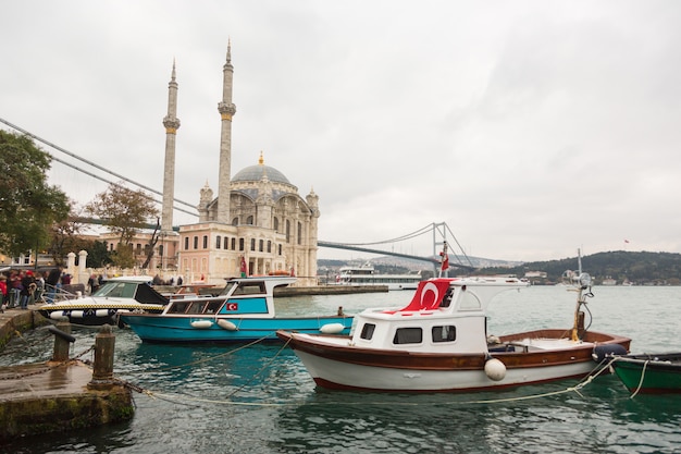 Mosquée d&#39;Ortakoy et pont du Bosphore à Istanbul, Turquie