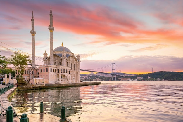 Mosquée Ortakoy sur la rive du Bosphore à Istanbul Turquie au coucher du soleil