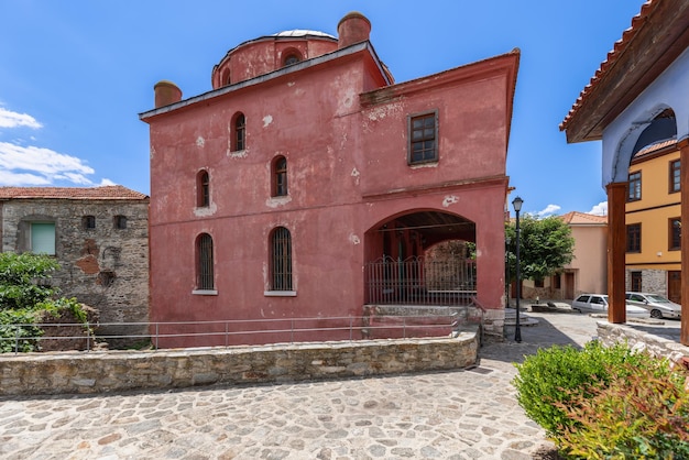 La mosquée rouge vif Khalil Bey est un exemple d'architecture orientale à Kavala, en Grèce