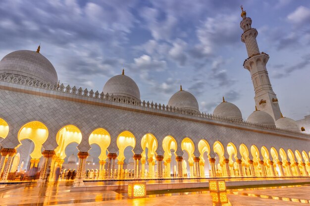 Mosquée Sheikh Zayed Abu Dhabi minaret crépuscule Emirats Arabes Unis