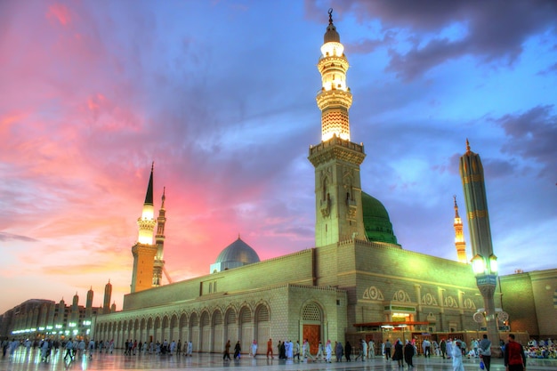 La mosquée le soir avec les lumières allumées