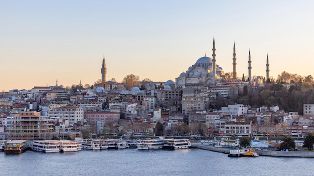 Mosquée Suleymaniye dans le quartier de Sultanahmet vieille ville d'Istanbul Turquie Coucher de soleil à Istanbul Turquie avec la mosquée Suleymaniye Belle vue ensoleillée d'Istanbul avec la vieille mosquée à Istanbul Turkiye