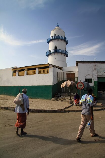 Photo mosquées et bâtiments d'une belle architecture dans les rues et avenues de la capitale djibouti