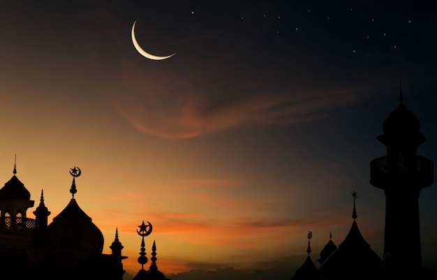 Mosquées de dôme silhouette sur ciel crépuscule et croissant de lune