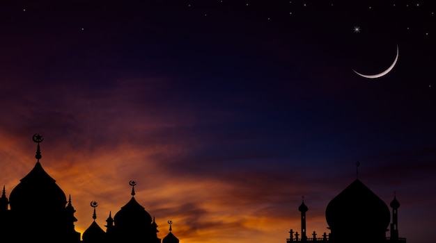 Mosquées de silhouette sur le ciel crépusculaire de crépuscule après le coucher du soleil avec la religion de croissant de lune d'Islam