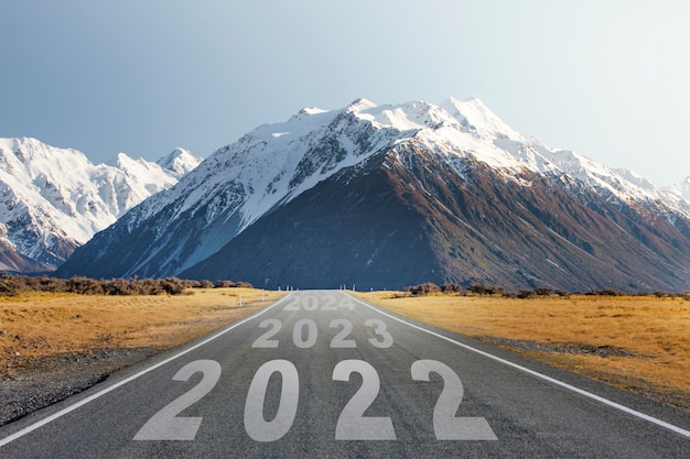 Le mot 2022 écrit sur la route de l'autoroute Nouvel an 2022 et les années suivantes 2023 2024 concept