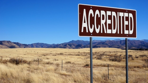 Mot accrédité sur le panneau routier