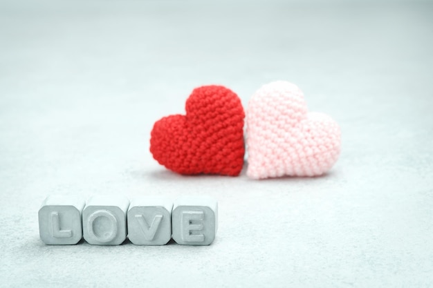 Photo mot amour fait de lettres en béton gris deux coeur au crochet saint valentin