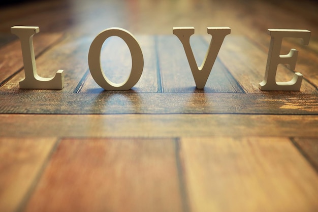 Photo mot amour de lettres en bois sur fond