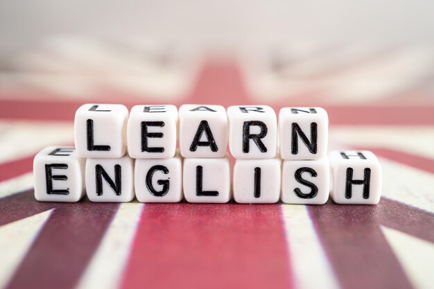 Mot apprendre l'anglais sur le livre avec le drapeau du Royaume-Uni apprendre le concept de cours d'anglais
