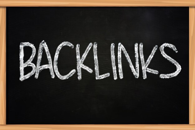 Photo le mot backlinks écrit à la craie sur le tableau noir