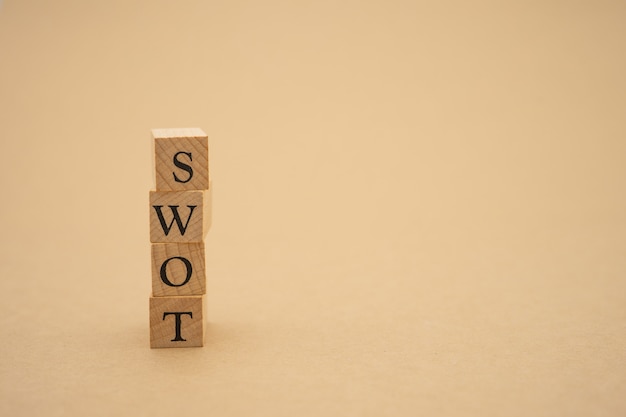 Mot bois SWOT placé sur table en bois, concept de stratégie