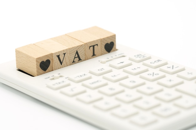 Mot bois TVA et bois coeur placé sur une calculatrice blanche