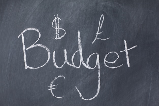 Mot &quot;budget&quot; et devises sur un tableau noir