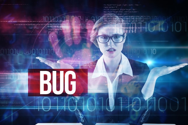 Le mot bug et femme d'affaires tenant la main dans la présentation contre la conception de l'interface d'impression à la main de la technologie rose