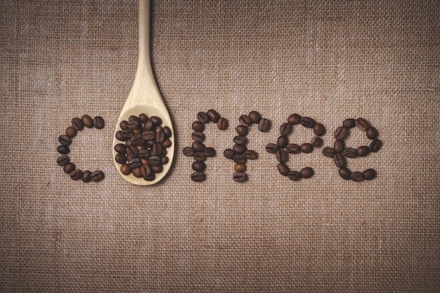 Le mot café est écrit en grains