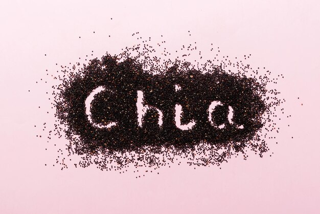 Mot chia fabriqué à partir de graines de chia vue de dessus sur fond coloré Superaliment sain