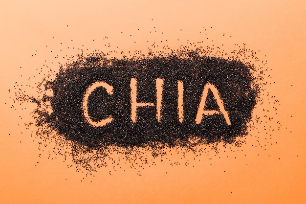 Mot chia fabriqué à partir de graines de chia vue de dessus sur fond coloré Superaliment sain