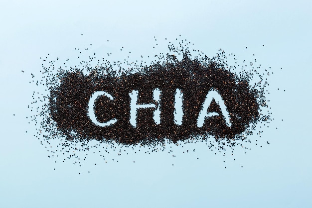 Le mot chia fait à partir de graines de chia vue de haut sur un fond coloré Super aliment sain