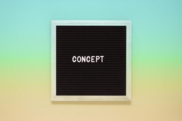 Le mot concept sur tableau noir sur fond dégradé isolé