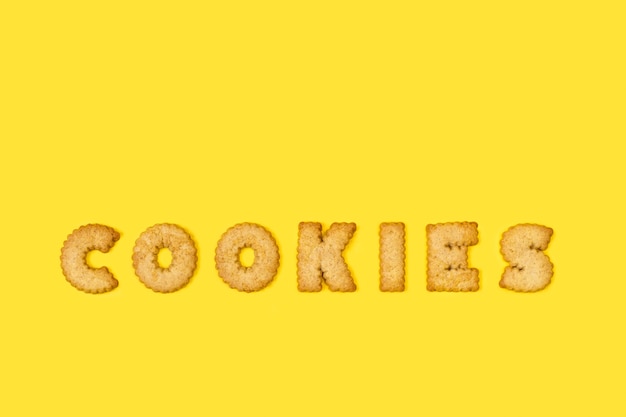 Mot de cookies écrire avec des lettres de l'alphabet cookies sur fond jaune