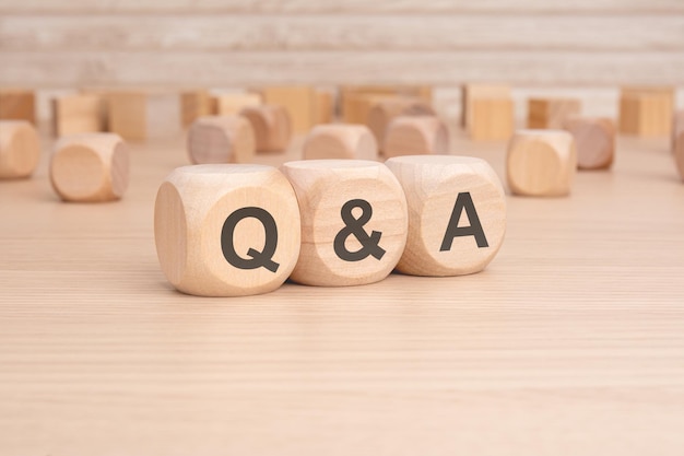 Le mot cubes formait Q et A. C'est une abréviation de Question et Réponse.