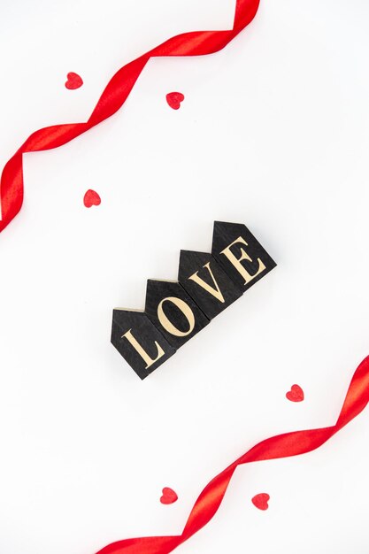 Mot décoratif amour et rubans rouges sur fond blanc isolé