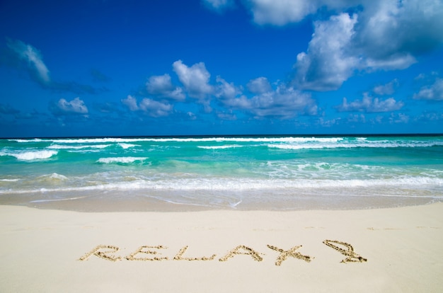 Photo mot détendez-vous sur la plage de sable