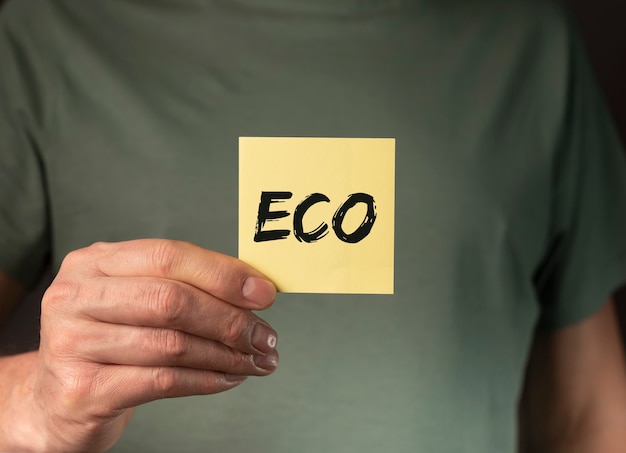 Mot Eco Sur Papier Dans Les Mains Des Hommes, Concept De Vie Naturel Et Organique.