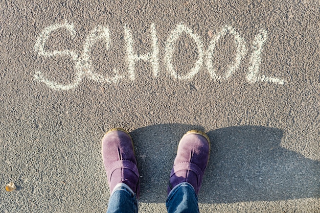 Mot école écrit sur l'asphalte