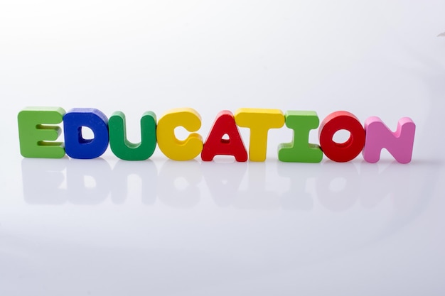 Le mot ÉDUCATION écrit avec des blocs de lettres