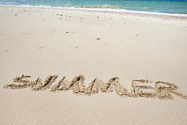 Mot d'été sur le sable de la plage