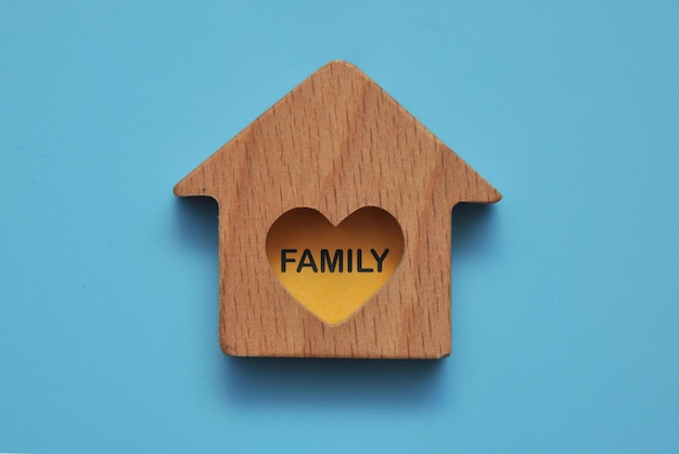 Le mot "Famille" sur une maison en bois. Un symbole d'amour pour la famille
