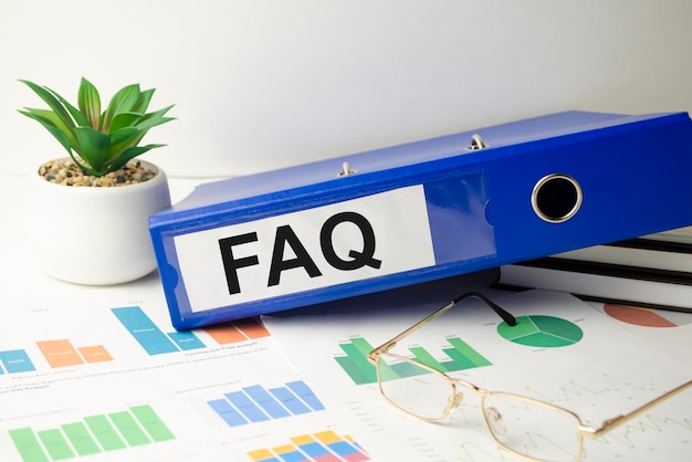 Le mot faq sur un classeur bleu sur un bureau