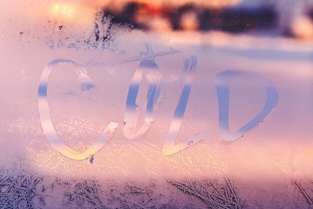 Mot froid sur la vitre gelée