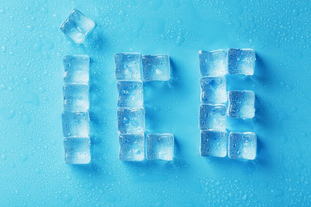 Le mot ICE est un motif de glaçons sur fond bleu