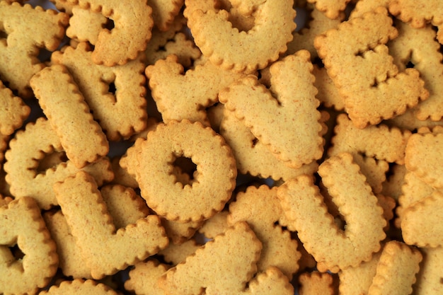 Le mot je t&#39;aime orthographié avec des biscuits en forme d&#39;alphabet sur le tas de ces mêmes biscuits