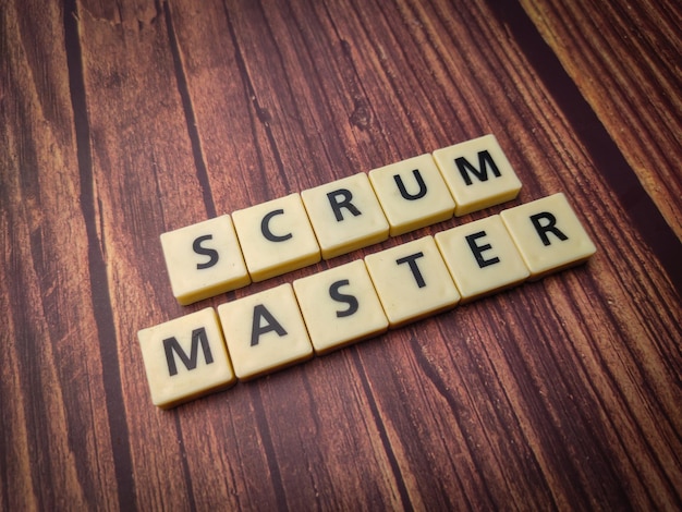 Mot de jouets avec les lettres SCRUM MASTER sur un fond de bois