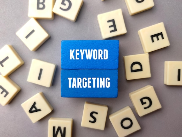 Mot de jouets vue de dessus et bloc de couleur avec texte KEYWORD TARGETING